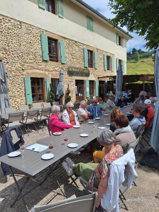 Déjeuner à l'auberge de Dyonais
